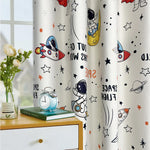 Rideaux pour enfants thème espace avec motifs d'astronautes, vaisseaux spatiaux et planètes. Décoration idéale pour chambre d'enfant passionné par l'aventure spatiale et l'exploration de l'univers. Créez une ambiance ludique et éducative avec ces rideaux colorés et amusants. Accessoire parfait pour personnaliser et égayer l'espace de vie des petits explorateurs.