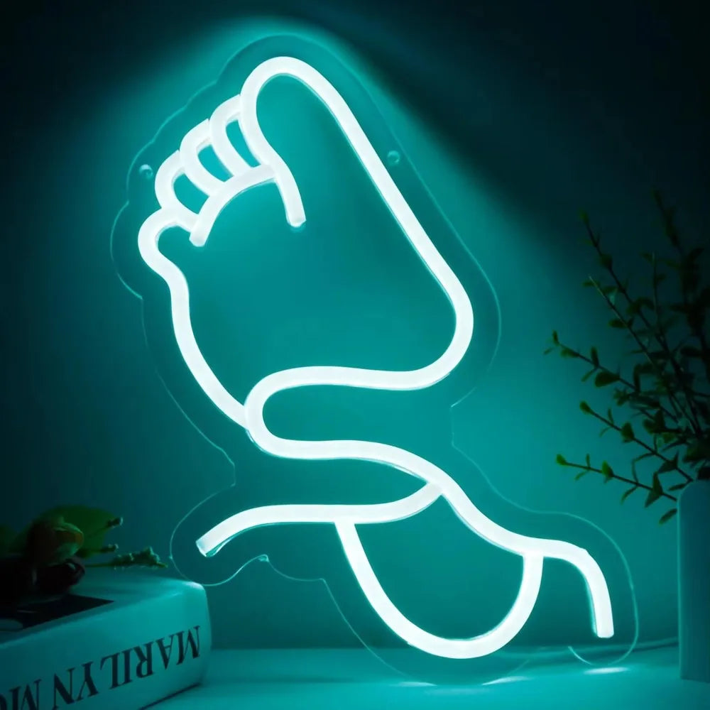 Enseigne néon LED bleue minimaliste accrochée au mur d'une chambre moderne