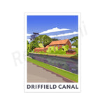 Une maison de campagne entourée d'arbres et traversée par un canal pittoresque au milieu d'un paysage bucolique.