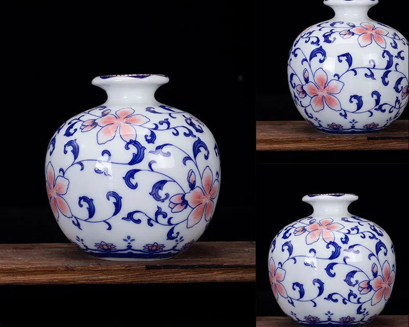 Vases en porcelaine blanche et bleue ornés de motifs floraux délicats, exposés sur des étagères en bois.