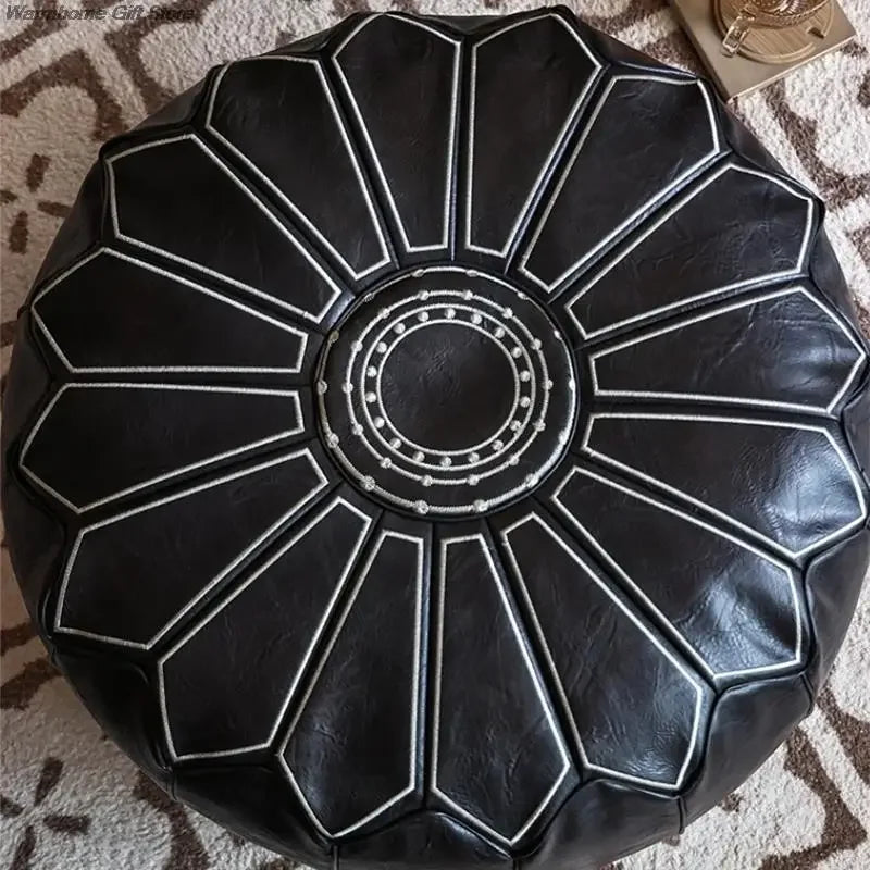 Pouf marocain blanc utilisé comme coussin de méditation dans un salon