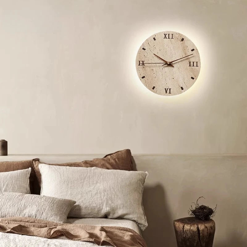 Horloge intégrée à l'applique murale travertin en gros plan
