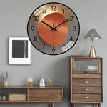 Horloge murale silencieuse noire dans un bureau élégant
