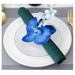 Décoration de table élégante avec ronds de serviette bleus