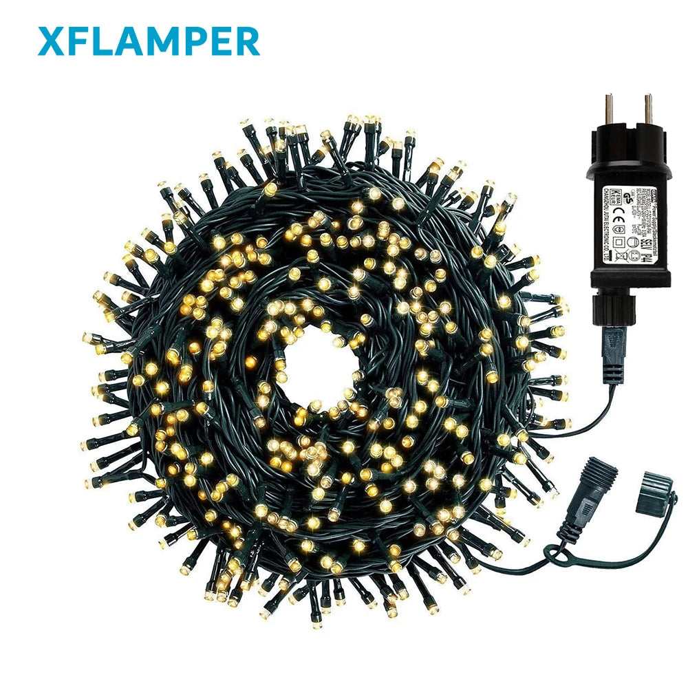Guirlande lumineuse LED en forme de glaçon illuminant un jardin la nuit