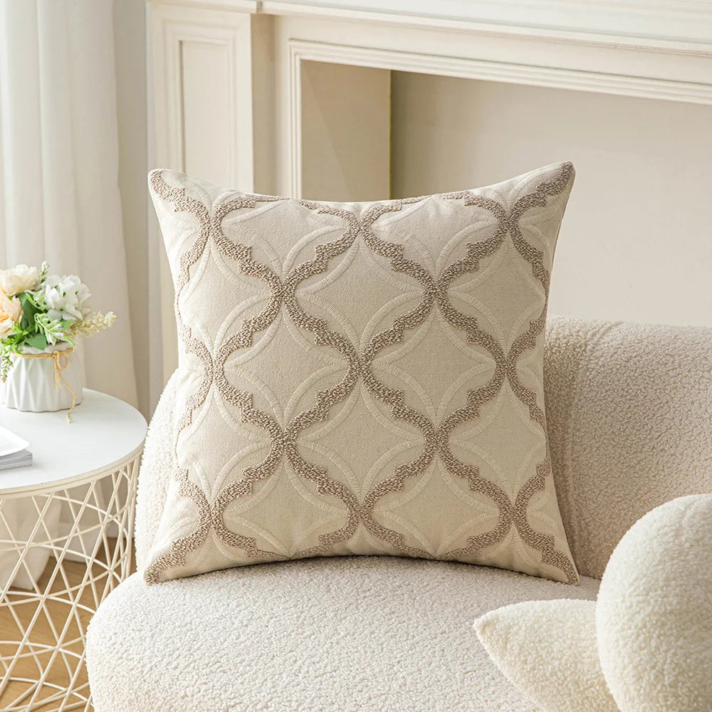 Coussin tufté fleurs brodé géométrique beige sur canapé salon moderne