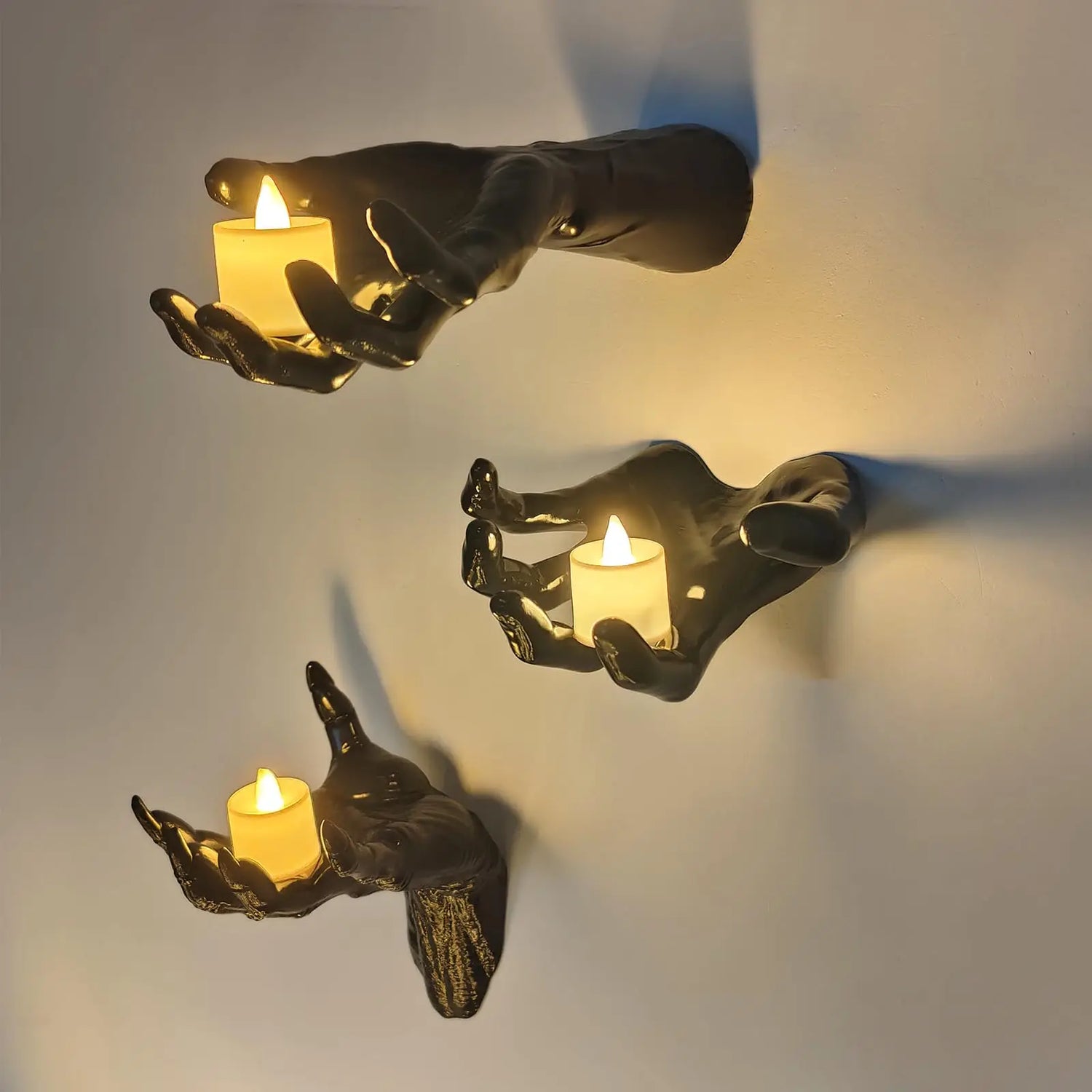 Main d'horreur grandeur nature gris clair sur mur sombre