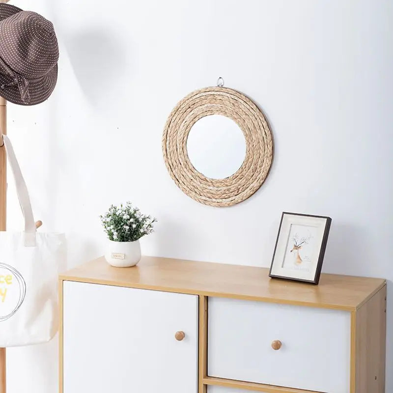 Miroir rond en rotin argenté dans une chambre à coucher