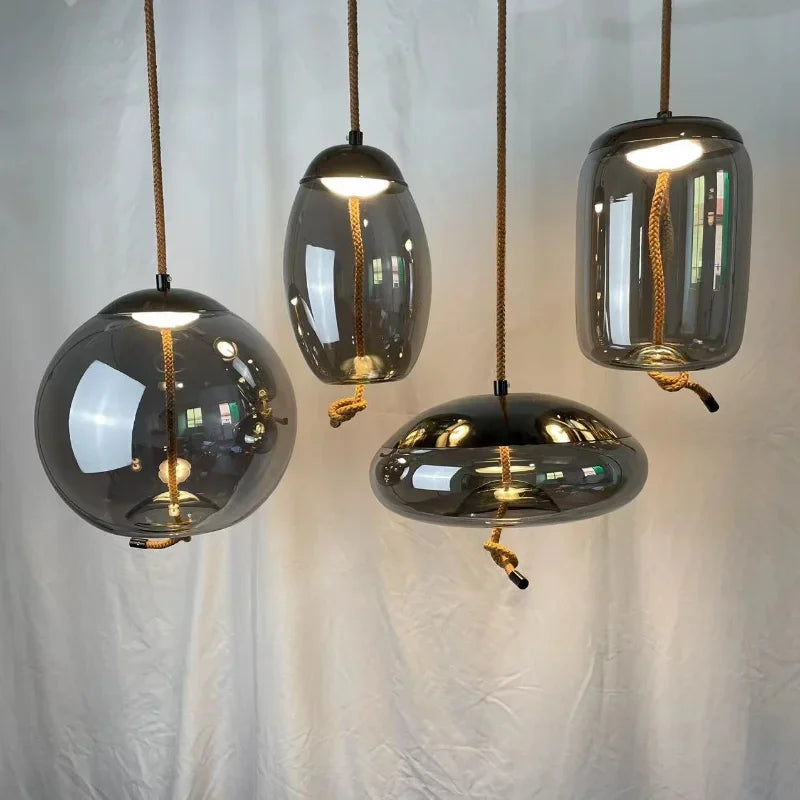 Lampe de chevet scandinave suspendue en verre avec abat-jour bronze vue de face
