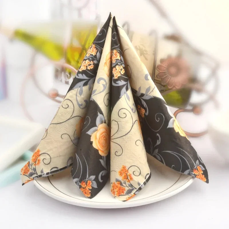 Napperons en papier empilés présentant le design fleuri