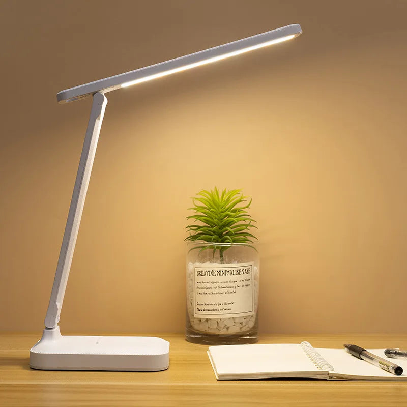 Lampe pliée montrant sa compacité pour le rangement
