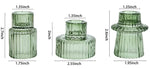 Trois vases de table en verre vert aux motifs prismatiques, de différentes tailles et formes mais d'un style cohérent.