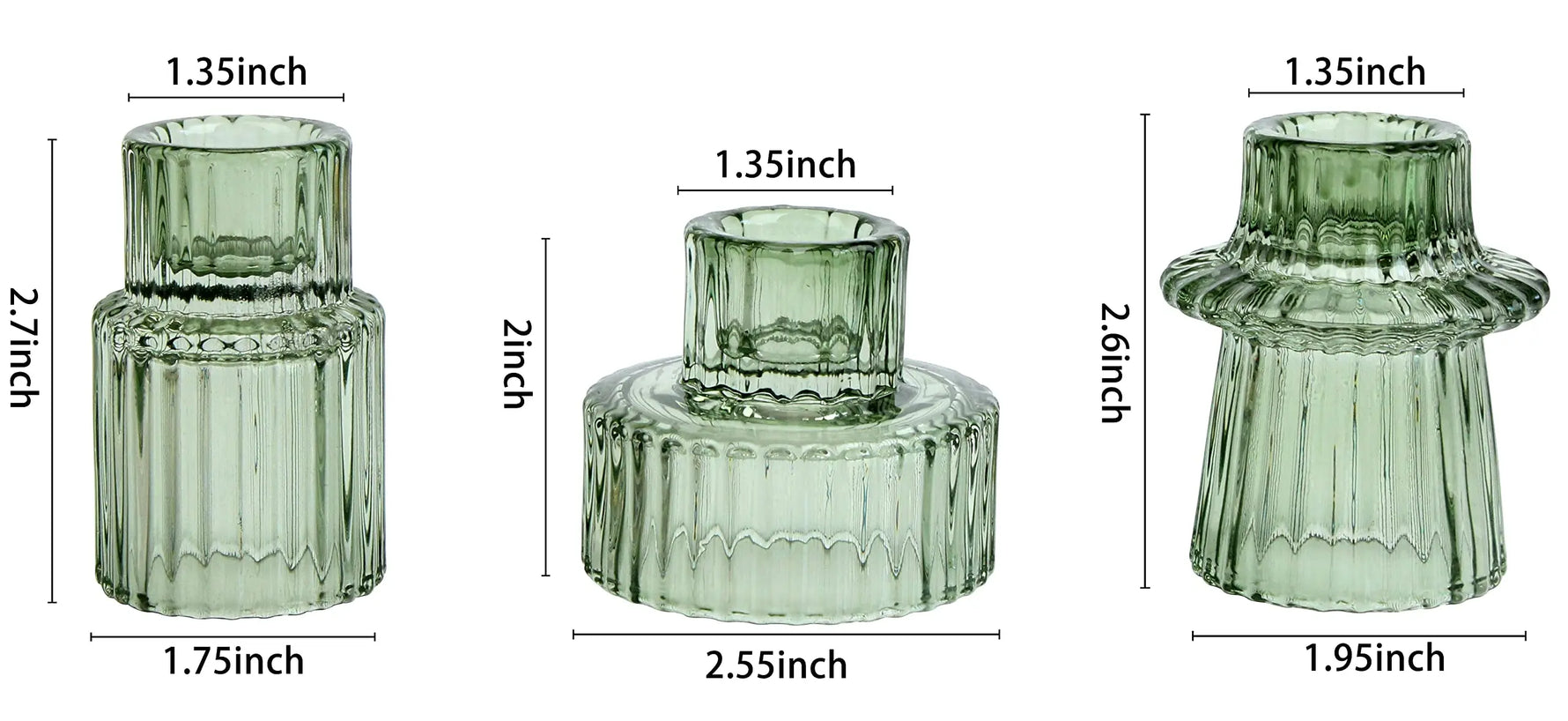 Trois vases de table en verre vert aux motifs prismatiques, de différentes tailles et formes mais d'un style cohérent.