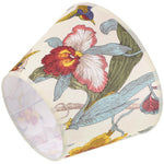 Abat-jour floral sur lampe de chevet dans chambre