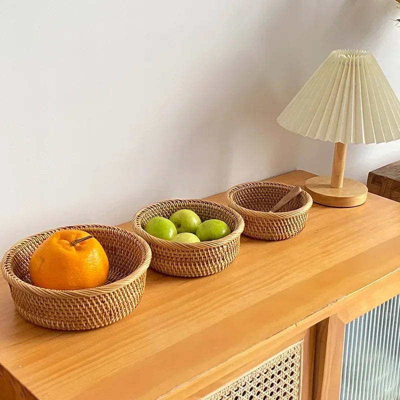 Panier rouge en rotin tissé pour rangement de cuisine élégant