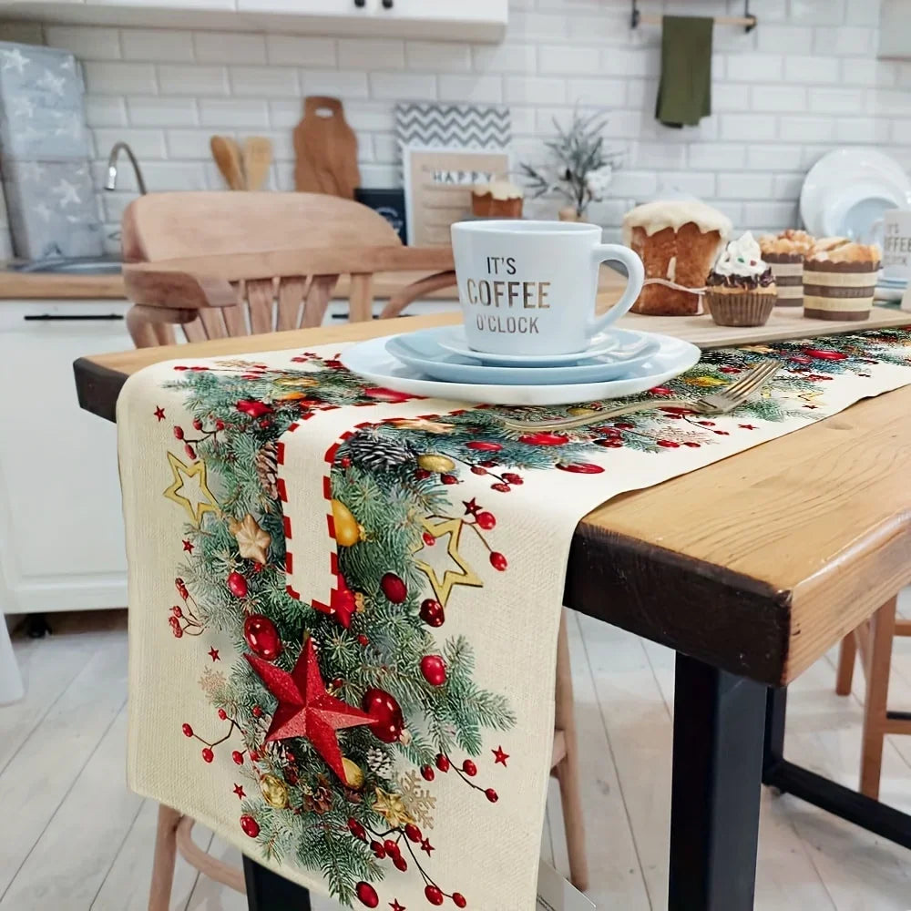 Une tasse de café et un chemin de table décoré pour Noël sur une table de cuisine avec des accessoires de cuisine.