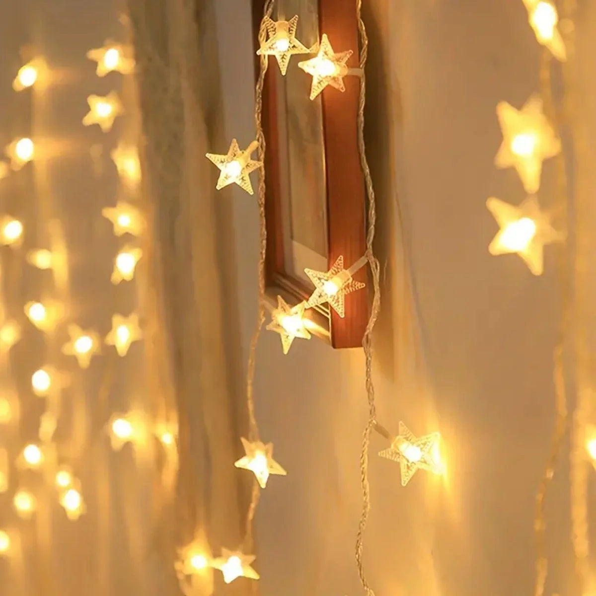 Guirlande étoile LED enroulée autour d'un sapin de Noël décoré
