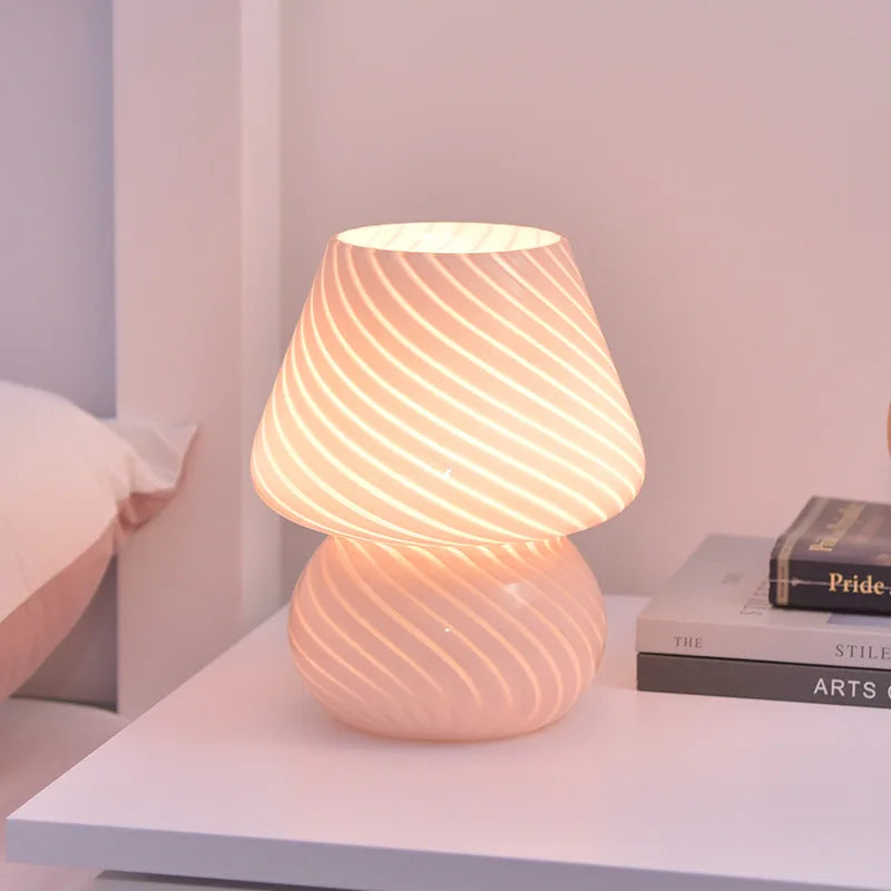 Détail de l'abat-jour rayé de la lampe champignon verre