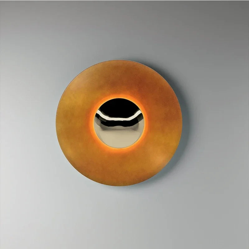 Applique murale LED ronde bleue installée en chevet dans une chambre