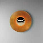 Applique murale LED ronde bleue installée en chevet dans une chambre