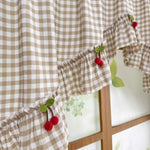 Vue rapprochée du tissage et du motif cerises rouges