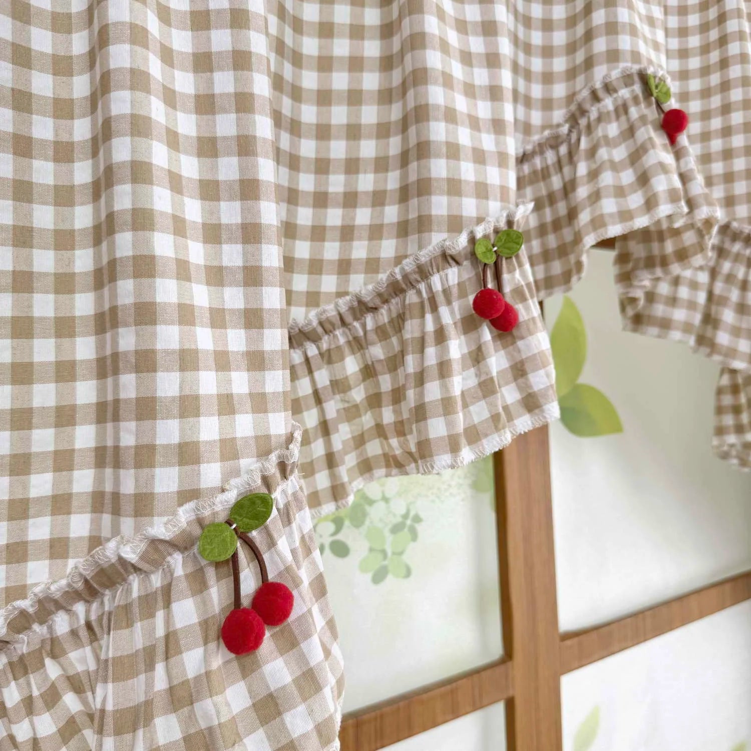 Vue rapprochée du tissage et du motif cerises rouges