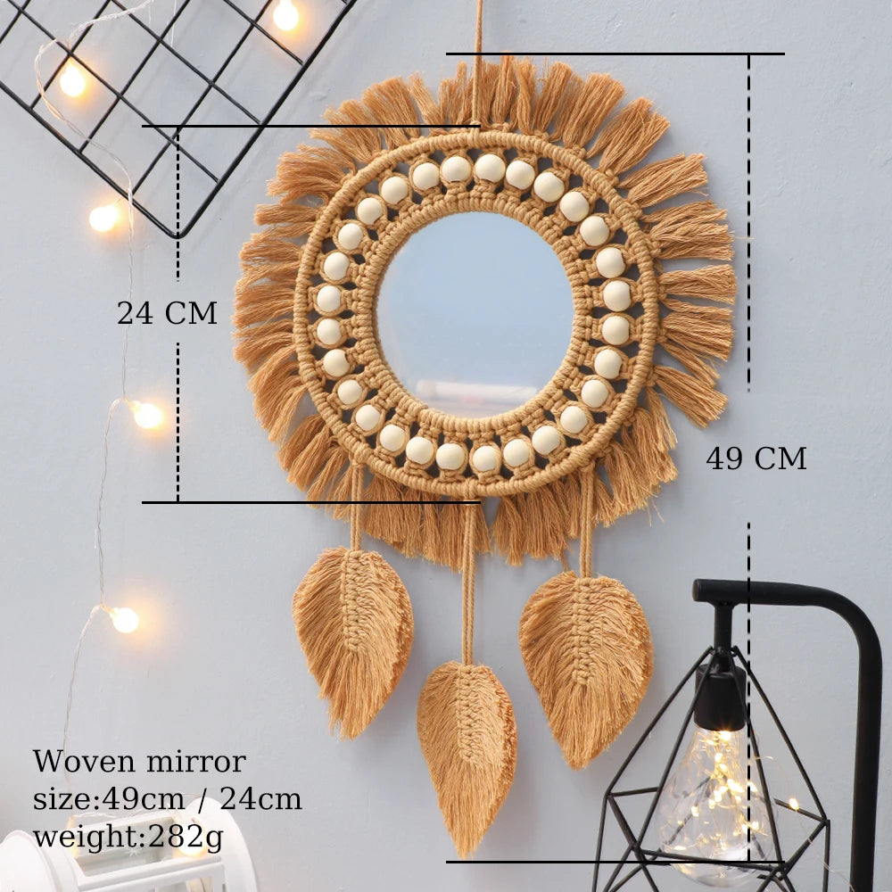 Miroir mural rond macramé accroché au mur