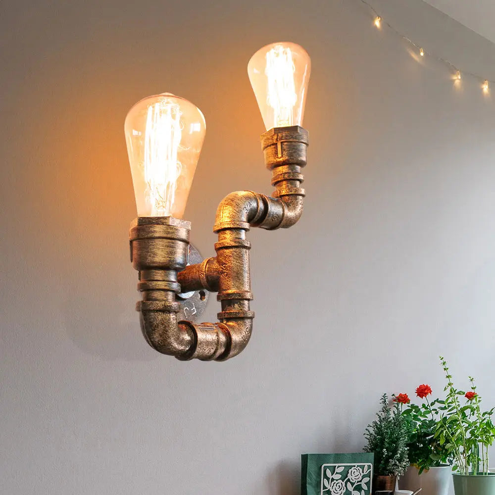 Applique murale industrielle allumée avec une ampoule Edison dans un salon moderne