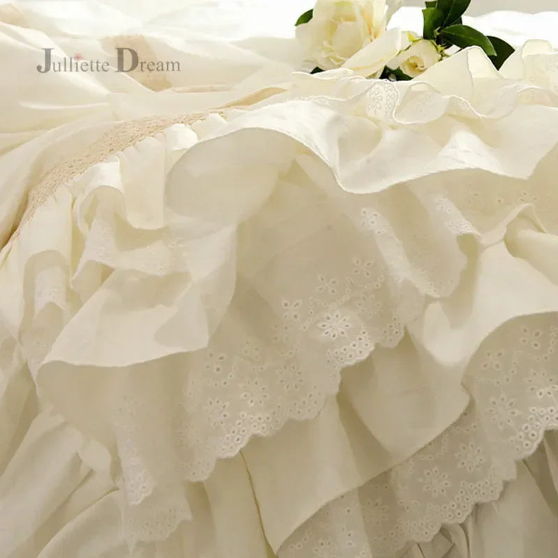 Parure de lit beige dentelle à volants sur lit Queen