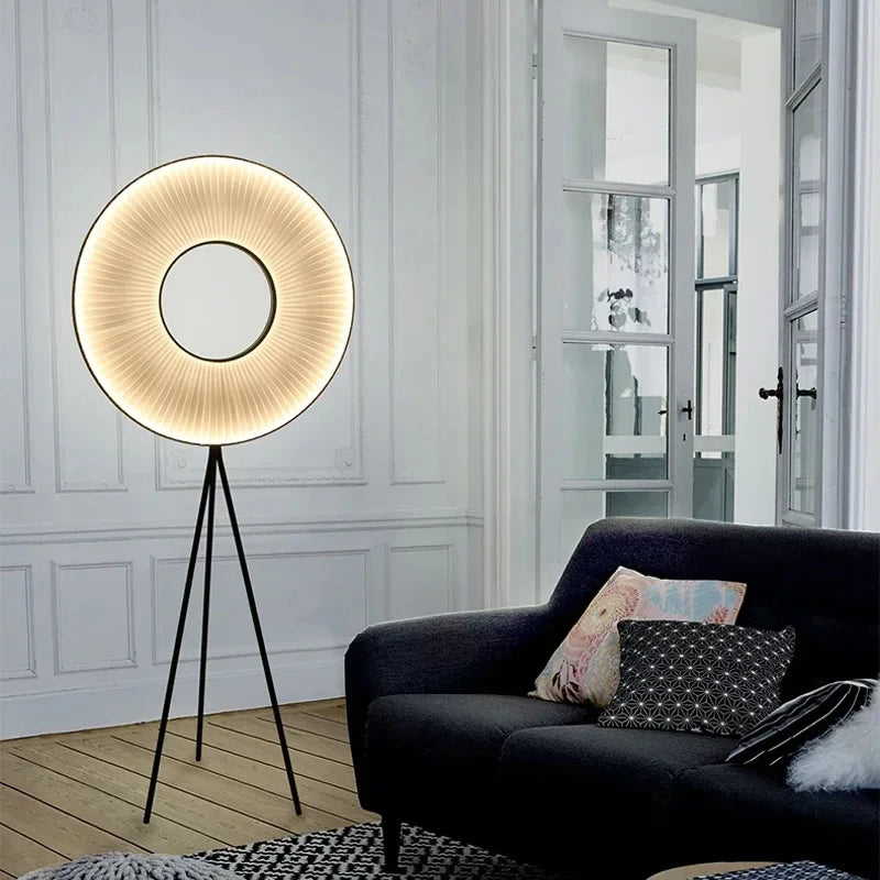 Détail de l'abat-jour en tissu du lampadaire avec éclairage LED tricolore