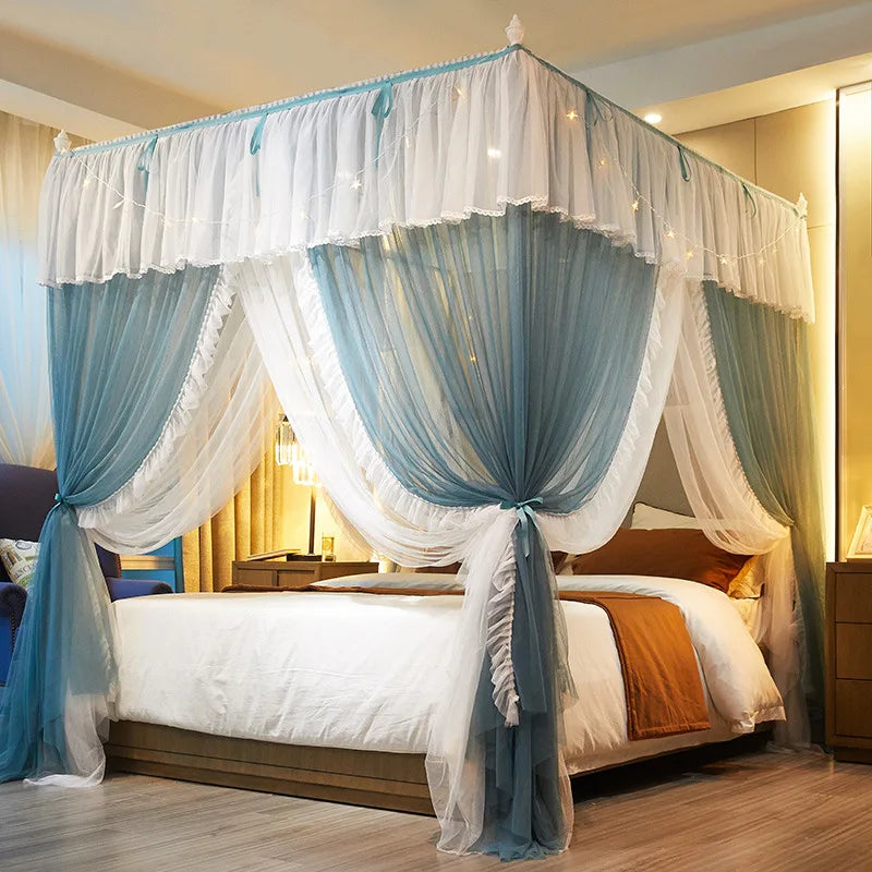 Un lit au design élégant avec un baldaquin en tissu blanc et bleu ciel, créant une atmosphère romantique et cocooning dans la chambre.