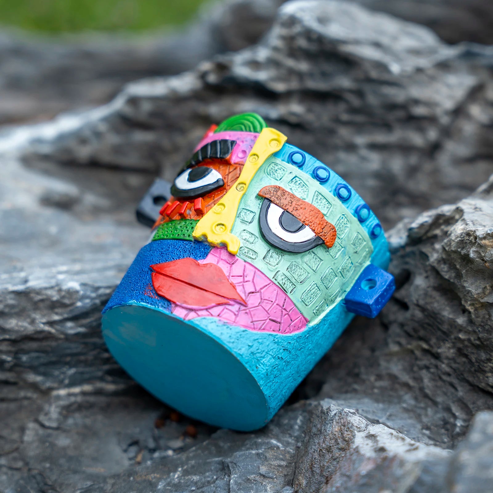 Cache-pot visage blanc aux couleurs vives
