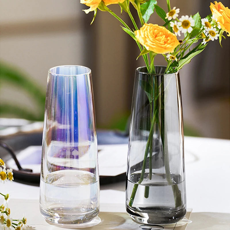 Vase en verre transparent holographique iridescent de couleur gris clair