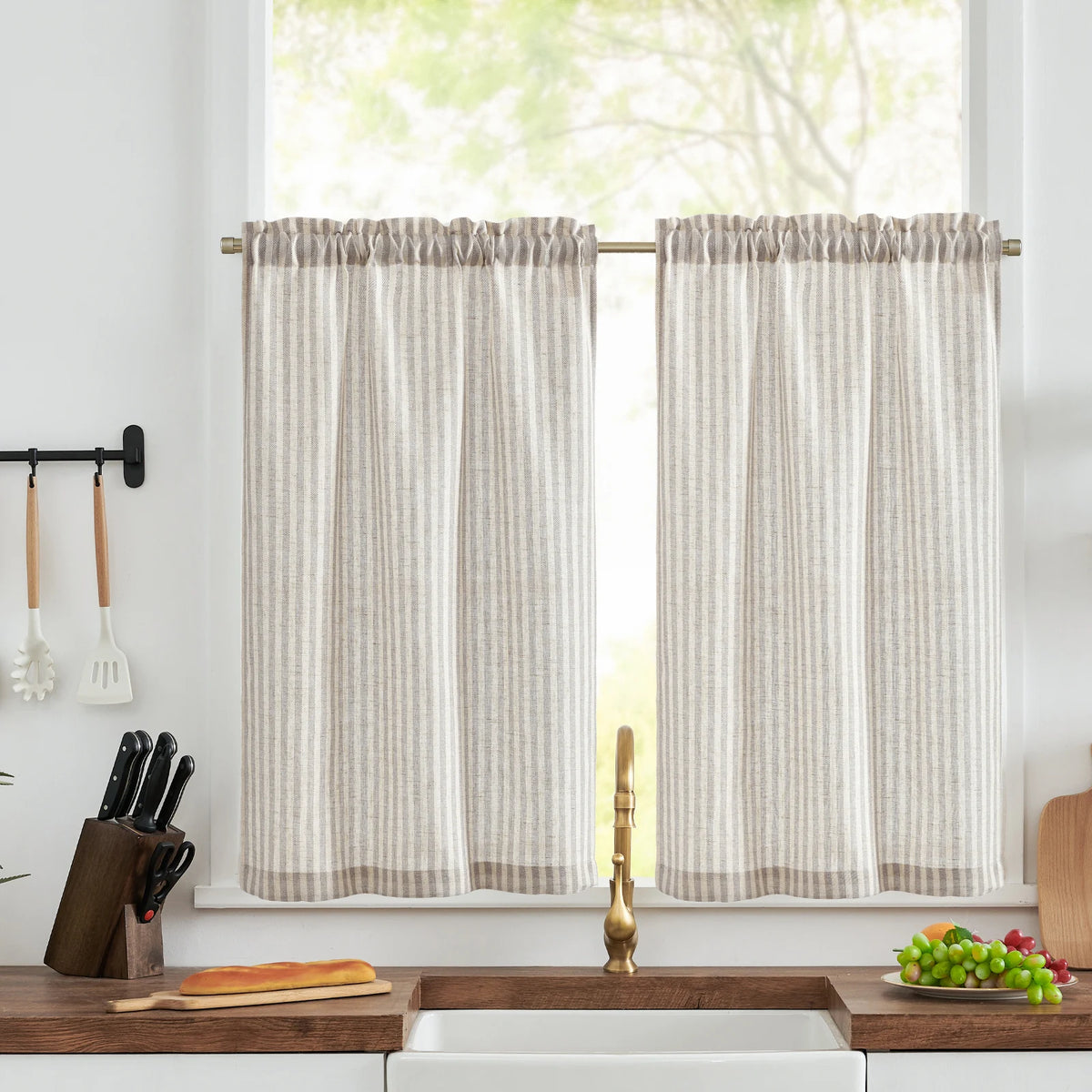 Rideaux à rayures élégants pour cuisine, accentuant une décoration intérieure lumineuse et moderne. Parfaits pour ajouter une touche de style à votre espace tout en préservant l'intimité. Accessoire idéal pour un look harmonieux et chic.