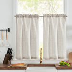 Rideaux à rayures élégants pour cuisine, accentuant une décoration intérieure lumineuse et moderne. Parfaits pour ajouter une touche de style à votre espace tout en préservant l'intimité. Accessoire idéal pour un look harmonieux et chic.