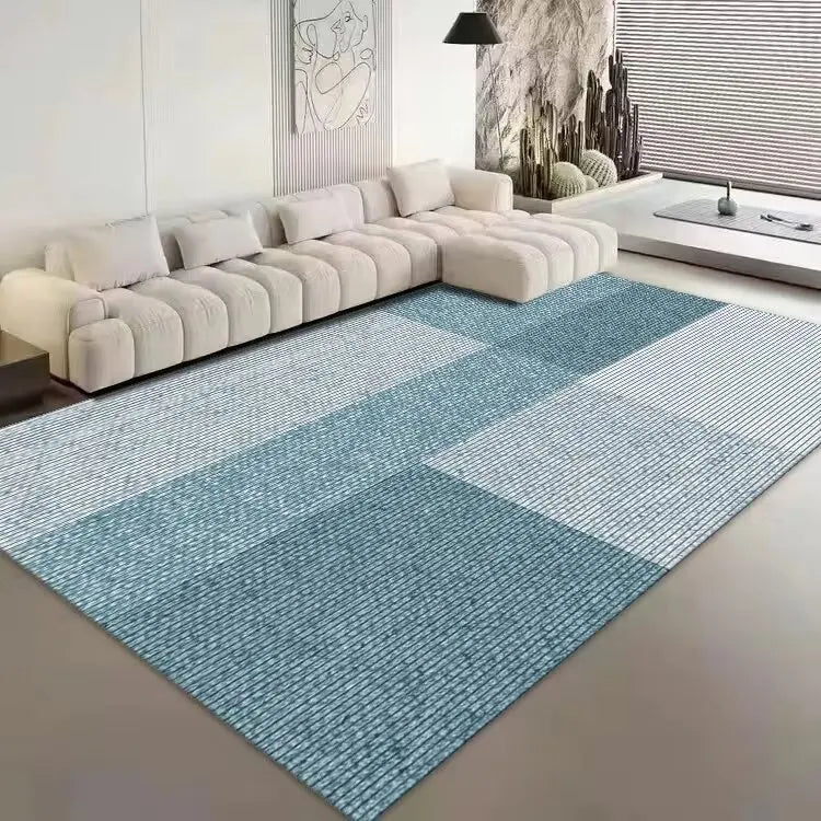Salon moderne avec un canapé moelleux, un tapis texturé bleu et gris, et une lampe de table d'ambiance.