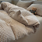Housse de couette unie gris clair dans une chambre moderne