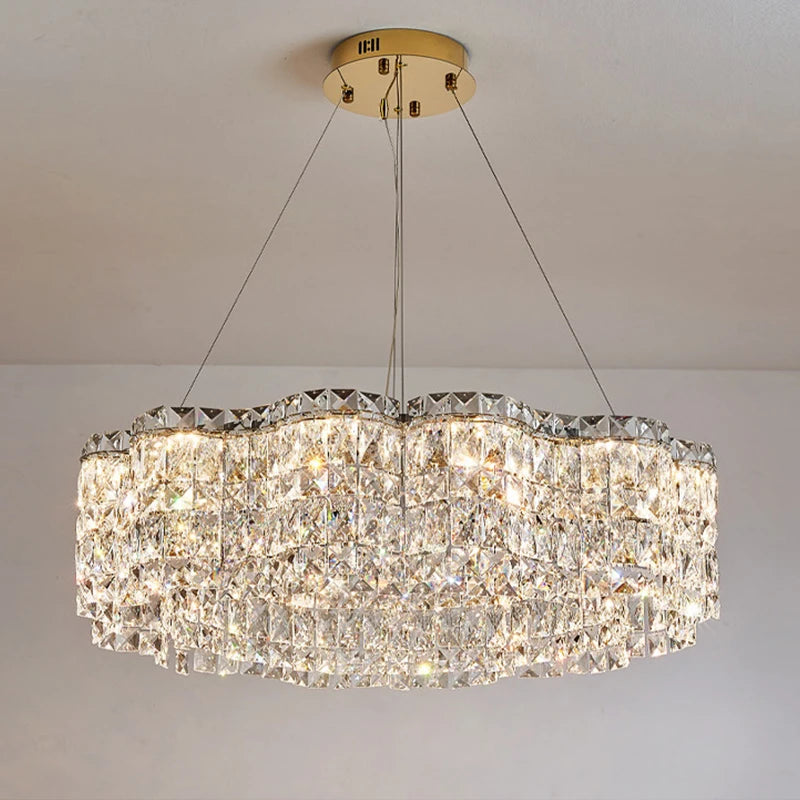 Lustre LED en cristal suspendu dans un salon moderne
