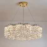 Lustre LED en cristal suspendu dans un salon moderne