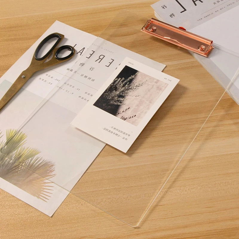 Presse-papier transparent avec documents A4 organisés
