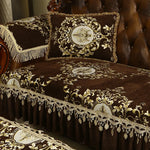 Somptueux ensemble de literie en satin marron et or, avec des motifs floraux complexes et des franges scintillantes, créant une atmosphère de luxe et d'opulence dans la chambre.