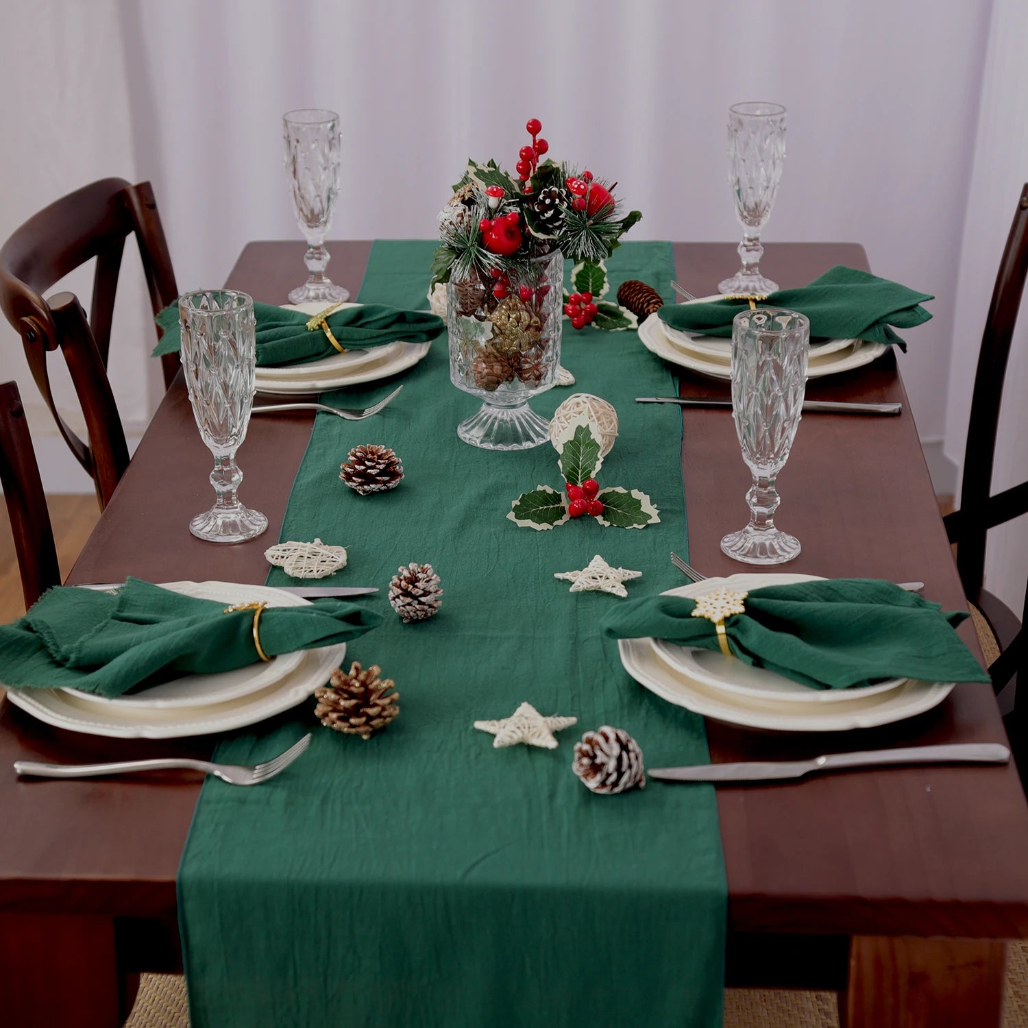 Chemin de table de Noël vert sapin sur une table décorée pour le réveillon