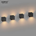 Applique murale LED carrée 6W noire installée sur un mur extérieur