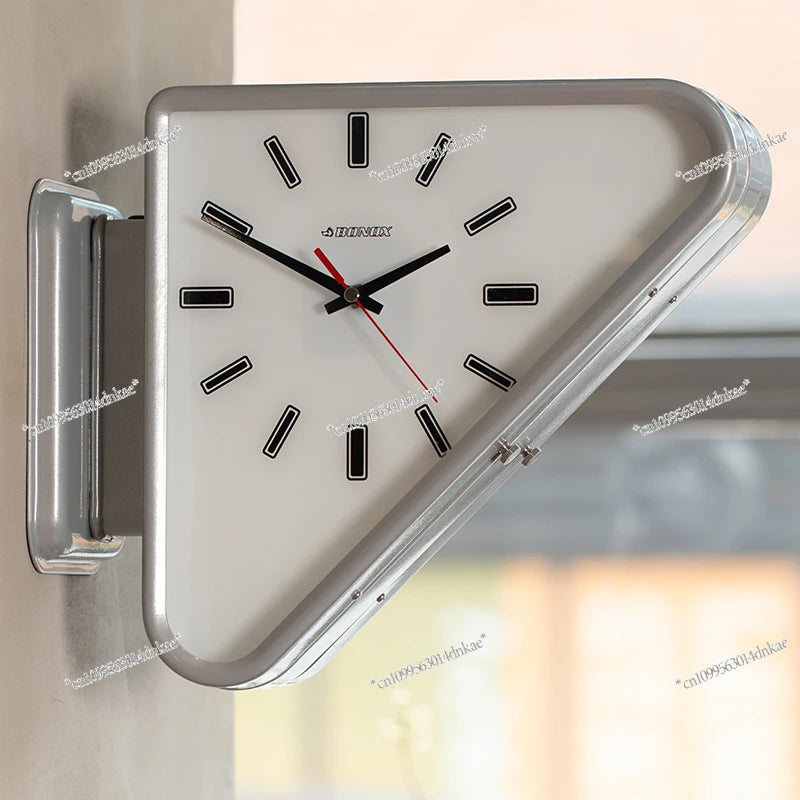 Horloge murale triangulaire dans un intérieur moderne
