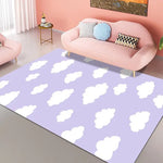 Tapis décoratif en couleurs pastel avec motif de nuages blancs sur un fond violet clair, créant une atmosphère douce et apaisante dans cette pièce au style contemporain.
