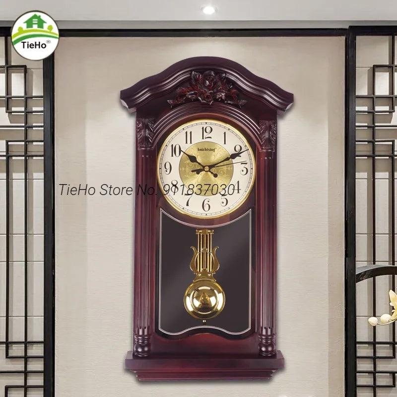 Horloge murale vintage à pendule noire dans un salon moderne