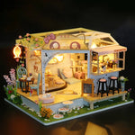 Intérieur de maison de poupée miniature café