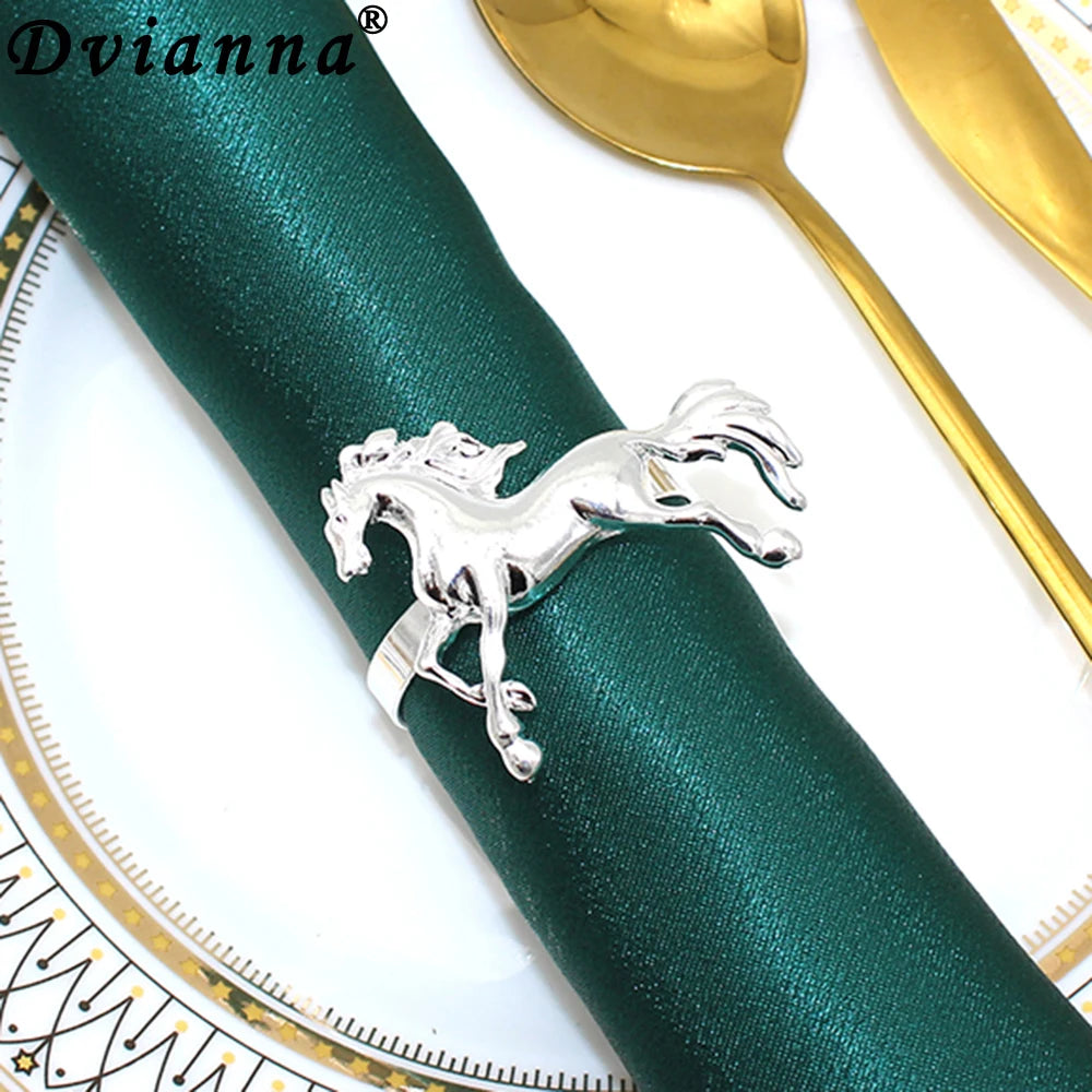 Ronds de serviette en métal argenté en forme de cheval sur une table de fête