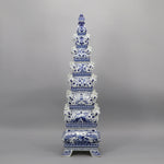 Cette impressionnante pièce de porcelaine bleue et blanche présente un motif décoratif élaboré sur une structure élancée, reflétant l'artisanat et le savoir-faire traditionnels.