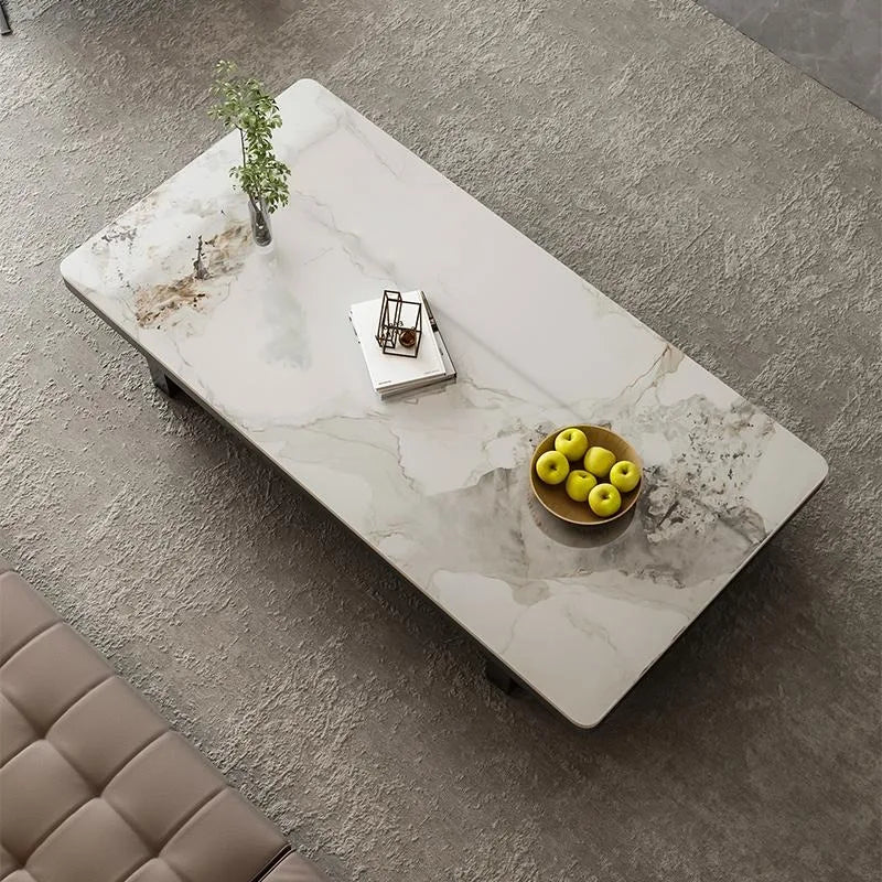 Table basse minimaliste bleue dans un salon moderne